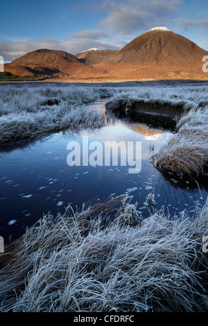 Un bel pupazzo di neve la mattina in Strath Suardal che mostra la montagna ricoperta di neve Beinn na Caillich, Isola di Skye, Scotland, Regno Unito Foto Stock