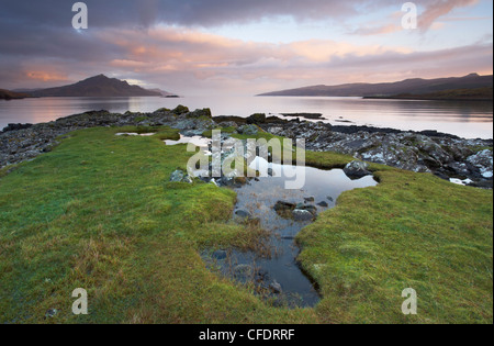 L'Isola di Skye guardando attraverso il suono di Raasay per la montagna imponente Ben Tianavaig, Isola di Skye, Scotland, Regno Unito Foto Stock