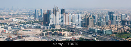 Grattacieli di Dubai, vista su Dubai Internet City a fondo. Emirati Arabi Uniti Foto Stock