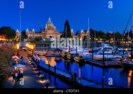 Tramonto sulla Causeway, Porto Interno e gli edifici del Parlamento a Victoria, British Columbia, Canada. Foto Stock