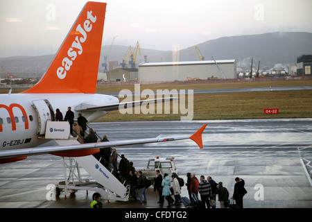 I passeggeri Easyjet imbarco a Belfast City Airport, Belfast, Ulster (Irlanda del Nord, Regno Unito, Europa Foto Stock
