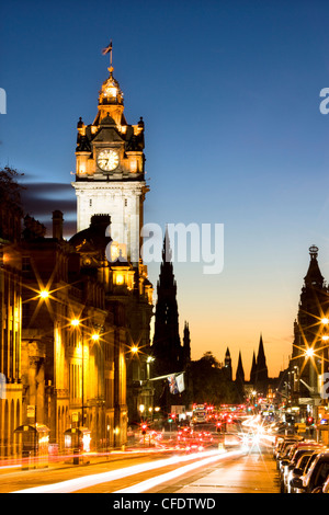 Vista lungo la Waterloo Place di notte, Edimburgo, Lothian, Scozia, Regno Unito Foto Stock