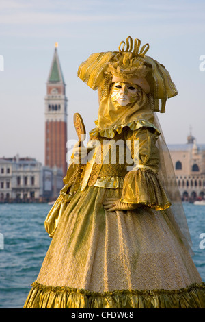 Mascherato carattere di carnevale in costume, Campo San Giorgio, Isola di San Giorgio Maggiore, Venezia, Veneto, Italia Foto Stock