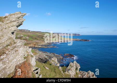 Langerstone e punto di vista verso il punto di inizio dal punto Prawle, Devon, Inghilterra, Regno Unito, Europa Foto Stock