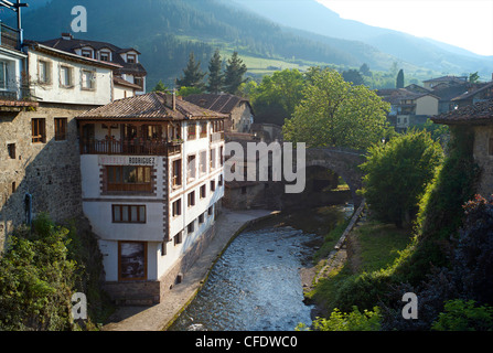 Fiume Deva, Potes, Cantabria, Spagna, Europa Foto Stock