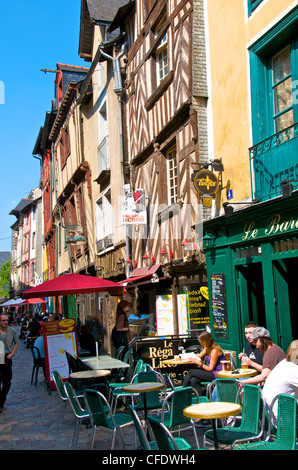 Terrazze dei bar e metà case con travi di legno, rue de la Soif (Sete street), old Rennes, Brittany, Francia, Europa Foto Stock