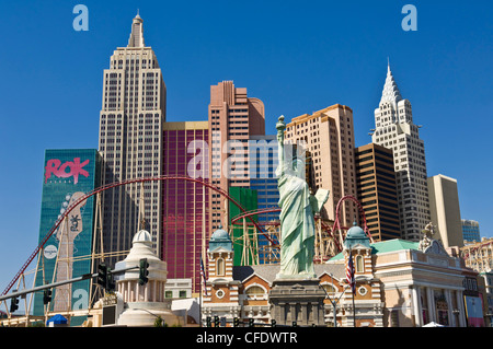 New York-New York Hotel con le montagne russe, la striscia di Las Vegas Boulevard South, Las Vegas, Nevada, Stati Uniti d'America Foto Stock