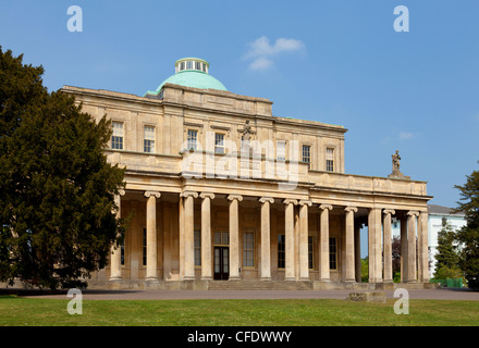 Il stile regency Pittville Pump Room in Pittville Park, Cheltenham Spa, Gloucestershire, England, Regno Unito, Europa Foto Stock