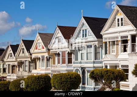 La famosa Painted Ladies, ben mantenute e vecchie case in stile vittoriano su Alamo Square, San Francisco, California, Stati Uniti d'America Foto Stock