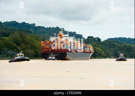 Rimorchiatore e nave container sul Canale di Panama, Panama City, Panama America Centrale Foto Stock