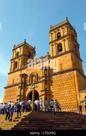 Congregazione a Catedral de la Inmaculada Concepción (Cattedrale dell Immacolata Concezione), Barichara, Colombia Foto Stock