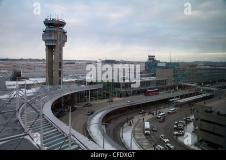 Sera esterno di Montréal-Pierre Elliot Trudeau International Airport Foto Stock