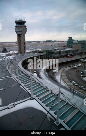Sera esterno di Montréal-Pierre Elliot Trudeau International Airport Foto Stock