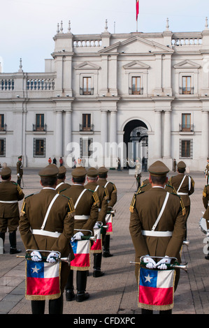 Cambio della guardia al Palacio de la Moneda, Santiago del Cile, Sud America Foto Stock