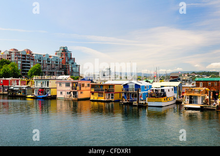 Alcune delle molte case di flottazione lungo Fishermans Wharf in Victoria, British Columbia, Canada Foto Stock