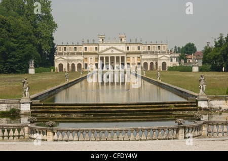 La lunga vasca e l'allegato della villa del XVIII secolo pisano a Stra, du Riviera del Brenta, Venezia, Veneto, Italia, Europa Foto Stock