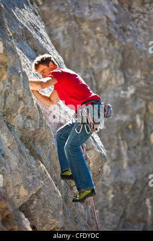 Un maschio rockclimber salendo a Echo Canyon, Canmore, Alberta, Canada Foto Stock