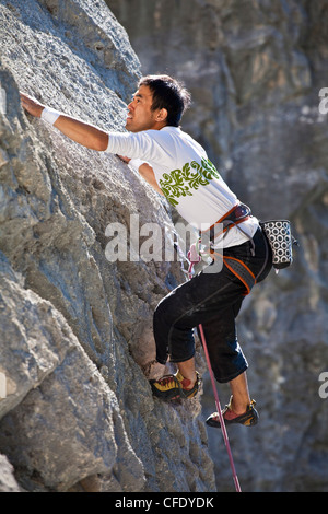 Un maschio rockclimber salendo a Echo Canyon, Canmore, Alberta, Canada Foto Stock