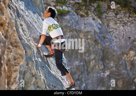 Un maschio rockclimber salendo a Echo Canyon, Canmore, Alberta, Canada Foto Stock