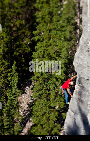 Un maschio rockclimber salendo a Echo Canyon, Canmore, Alberta, Canada Foto Stock