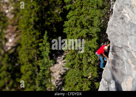 Un maschio rockclimber salendo a Echo Canyon, Canmore, Alberta, Canada Foto Stock