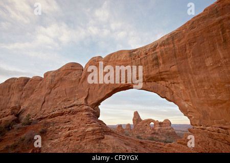 La torretta Arch attraverso la finestra del nord all'alba, Arches National Park, Utah, Stati Uniti d'America, Foto Stock