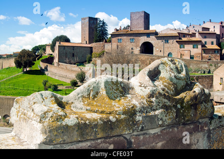 Vista di Tuscania da Piazza Bastianini e sarcofago etrusco, Tuscania, provincia di Viterbo, Lazio, l'Italia, Europa Foto Stock