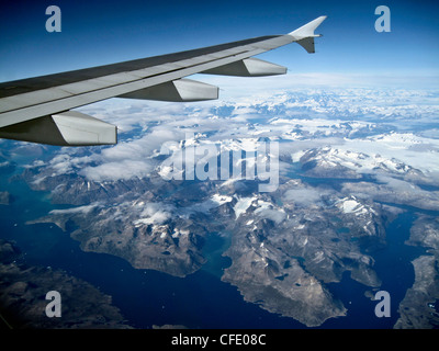 Vista da una finestra di un Airbus 320 aereo commerciale Ala sopra la Groenlandia Foto Stock
