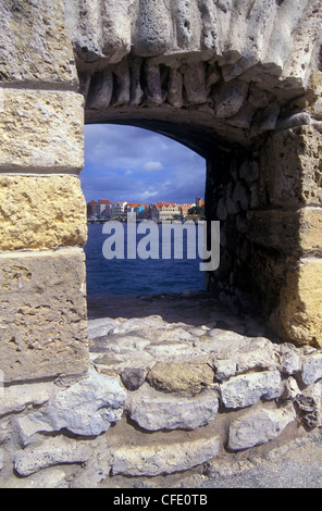 La città principale di Curacao è incorniciata da pietre da un vecchio magazzino, Willemstad, Curaçao, Piccole Antille, dei Caraibi Foto Stock