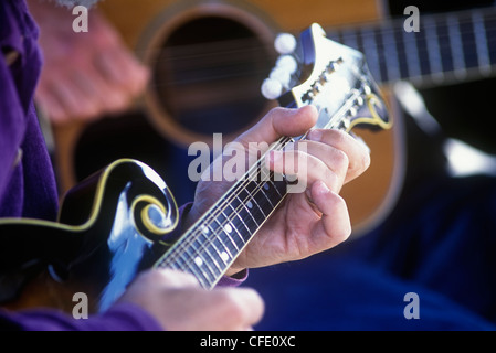 Dettaglio di due musicisti musicista di strada a Moss strada del mercato di Victoria, British Columbia, Canada Foto Stock