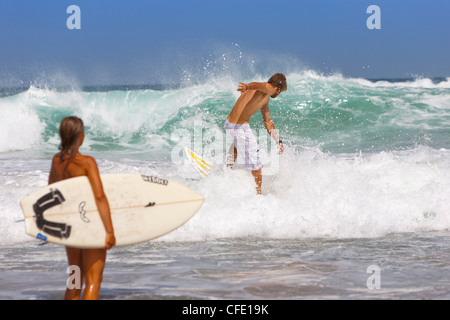 Paio di surfers, Esquinzo Beach, Cotillo, Fuerteventura. Isole Canarie Spagna, Atlantico, Europa Foto Stock