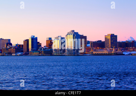 Purdy's Wharf ufficio torri e lo skyline all'alba, lungomare di Halifax, Nova Scotia, Canada Foto Stock