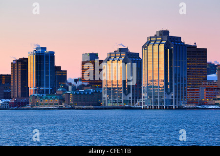 Purdy's Wharf torri di uffici e Halifax waterfront all'alba, Nova Scotia, Canada Foto Stock