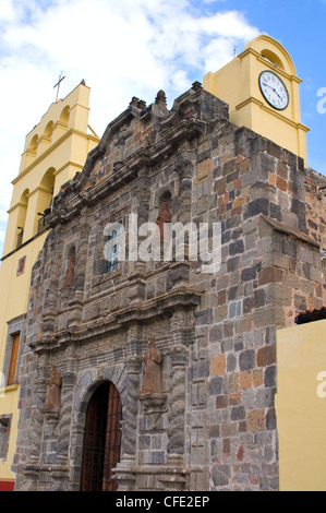 Facciata e ingresso anteriore del monastero francescano in Messico Amacueca mostrando ingresso e orologio Foto Stock