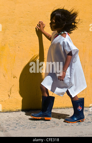 Ragazza indiana a piedi in strada a Santa Marta , Colombia Foto Stock