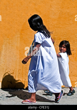 Gli indiani la madre e il bambino cammina per la strada di Santa Marta , Colombia Foto Stock