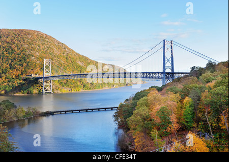 Bear Mountain con il fiume Hudson e ponte in autunno con foglie colorate e acqua di riflessione. Foto Stock