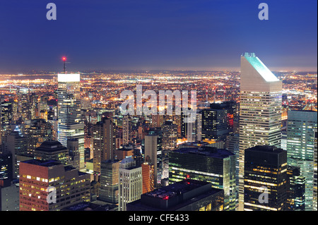 New York skyline della città vista aerea al crepuscolo con grattacieli di Manhattan. Foto Stock