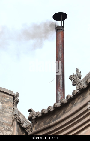Il fumo del tetto, inquinamento,Pingyao, la dinastia Qing città vecchia, nella provincia di Shanxi, Cina Foto Stock
