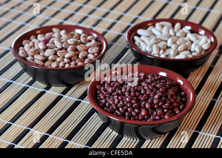 Tre ciotola con diversi tipi di fagioli Foto Stock