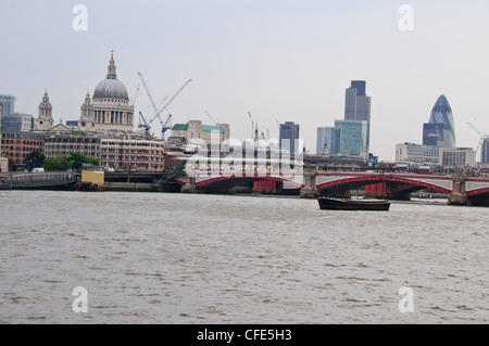 Blackfriars Bridge,varie viste,St Paul's,Gherkin Building,città di Londra dietro il ponte,Londra,fiume Thames, Regno Unito Foto Stock