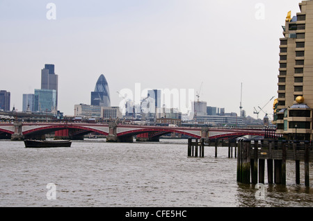 Blackfriars Bridge,varie viste,Gherkin Building,città di Londra dietro il ponte,Londra,fiume Thames, Regno Unito Foto Stock