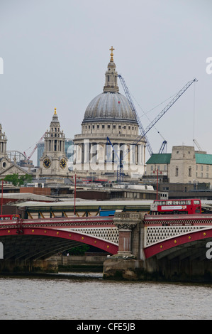 Blackfriars Bridge,varie viste,la Cattedrale di St Paul e dietro il ponte,Londra, fiume Thames, Regno Unito Foto Stock