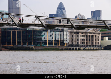 Millennium Bridge,noto come il Ponte traballante,Gherkin Building,che collega città di Londra a South Bank,fiume Thames, London, Regno Unito Foto Stock