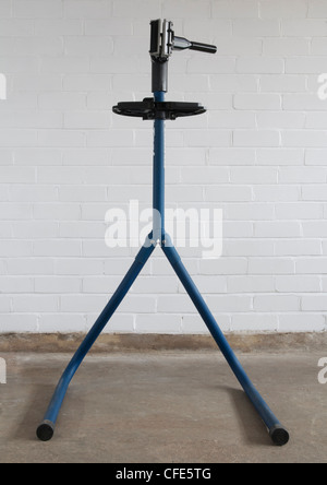 Bicicletta stand di lavoro contro un muro di mattoni Foto Stock