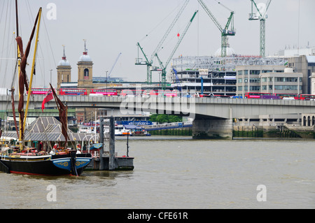 Blackfriars Bridge,varie viste,Thames chiatte,Londra autobus,città di Londra dietro il ponte,Londra,fiume Thames, Regno Unito Foto Stock