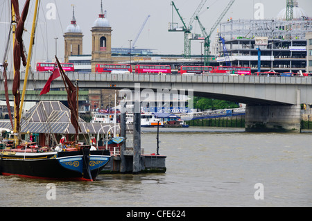 Blackfriars Bridge,varie viste,Thames chiatte,Londra autobus,città di Londra dietro il ponte,Londra,fiume Thames, Regno Unito Foto Stock