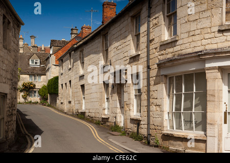 Regno Unito, Gloucestershire, Stroud, Painswick, stretta strada di avvolgimento intorno al sagrato della chiesa Foto Stock