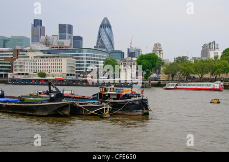 Il Gherkin Building & Nat West Tower da piscina inferiore,Tamigi,Superiore raggiunge,antica banchine di spedizione,pontili,Londra Foto Stock