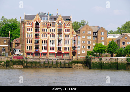 Wapping Pier Head,Appartamento edifici,ex pontili,Docks per lo scarico delle navi,Thames raggiunge superiore,Londra,UK Foto Stock